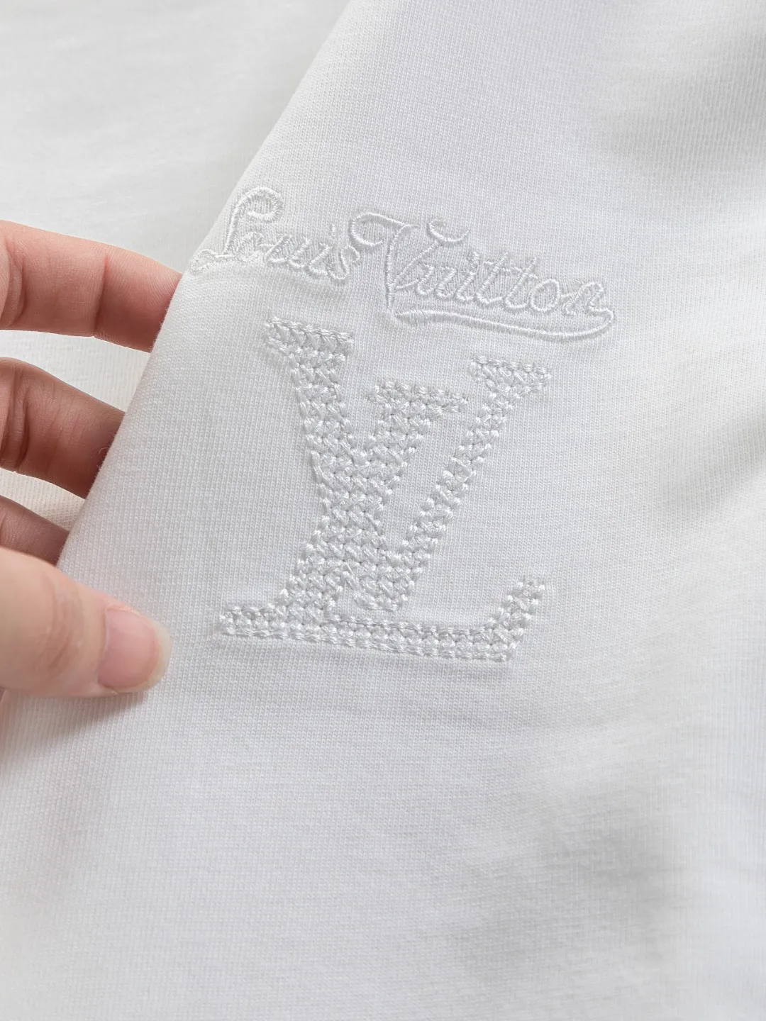 🅿️200 Louis Vuitton 1V LV lv slightly wide version S-XL LV 26ss new products are available at the counter simultaneously. Multiple craftsmanship. Classic simple letters on the chest🪡 embroidery. Simple letters on the back are hollowed out🪡 embroidery. Round neck short-sleeved T-shirt, same style for men and women! Consigned to one-to-one creation. Synchronized with the official website, pure cotton fabrics at the counter! It is close to the skin and comfortable, durable and easy to wear. It has a classic and simple logo design and meticulous original craftsmanship. Short-sleeves, a must-have item for men, do not appear to be the same for the general public, but must be unique and eye-catching. This LV short-sleeve is all about quality, comfort, the same shape and fashion as always, including fabrics and cutting techniques. All of them have been made with great effort! 320 grams of washed pure cotton fabric, pure cotton is breathable, very refreshing and comfortable for daily wear. The rib knitting on the neckline is smooth and tight, and the neckline will not be skewed if you toss it at will. The loose version, you will find that it looks really good on the upper body. The overall is minimalist and neat, super versatile for daily use! Pair it casually with a pair of pants for a youthful look. A T-shirt will make your outfit crazy. It is a fashionable item that can never go wrong! Color: Black White Size: S-XL Size chart: S: Shoulder width 50-Bust 56-Length 70 M: Shoulder width 52-Bust 57-Length 72 L: Shoulder width 54-Bust 59-Length 74 XL: Shoulder width 56-Bust 62-Length 76